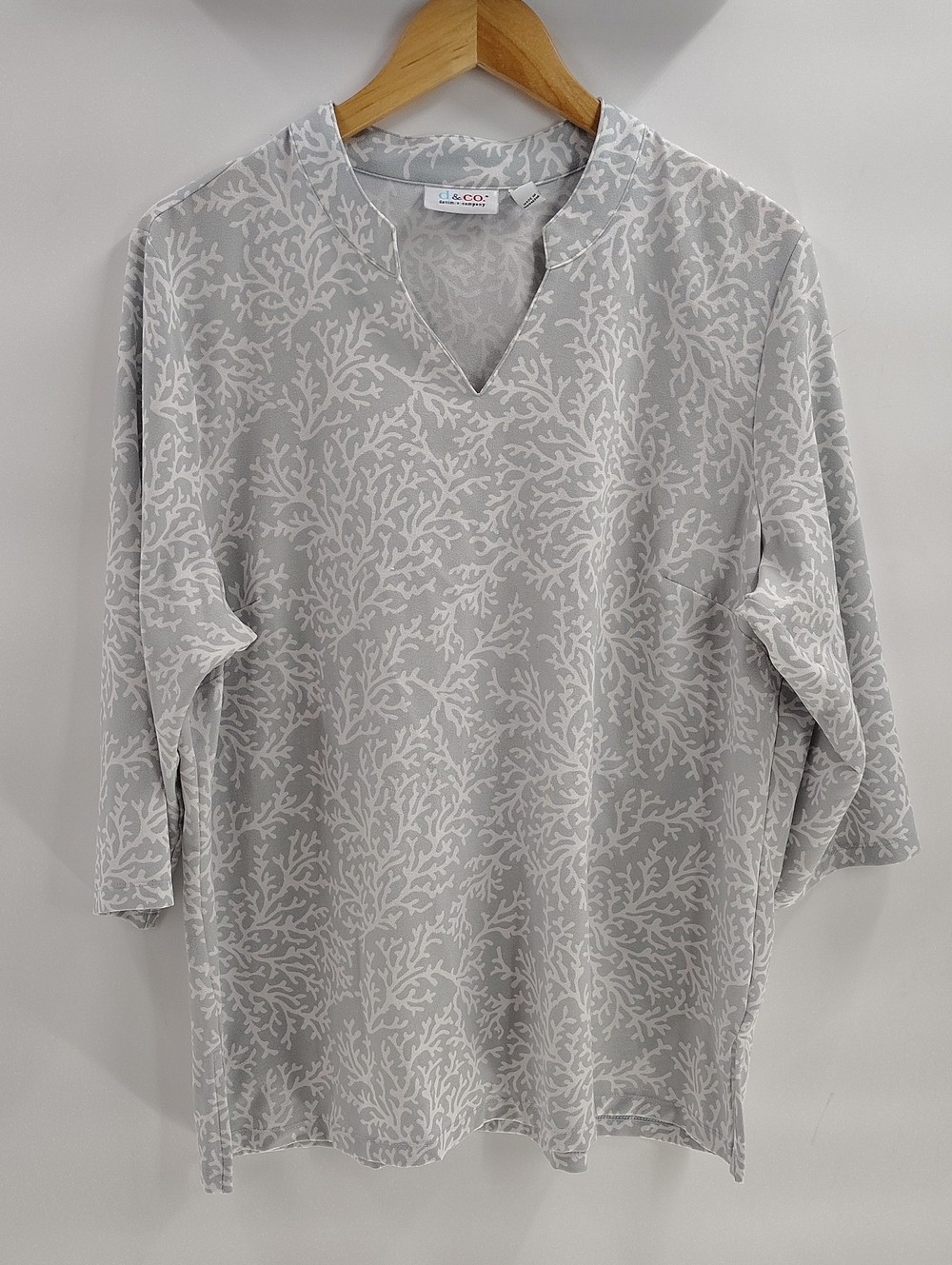 D&Co Blouse XL Gray White Lightweight 3/4 Sleeve V Neck